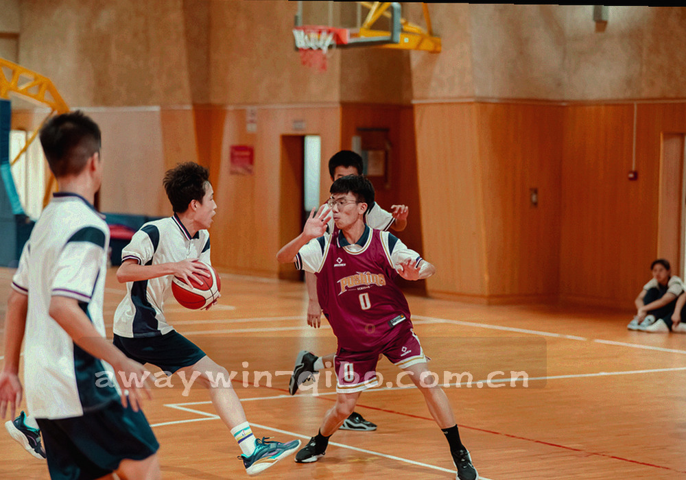 黄昏训练场上背对镜头奔跑的 U19 梯队剪影，环境为主，人物不清晰